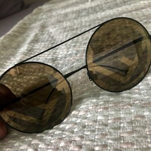 Oversized Fendi sunnies!